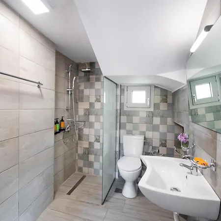 Dioni فيلة Tsoukaládhes